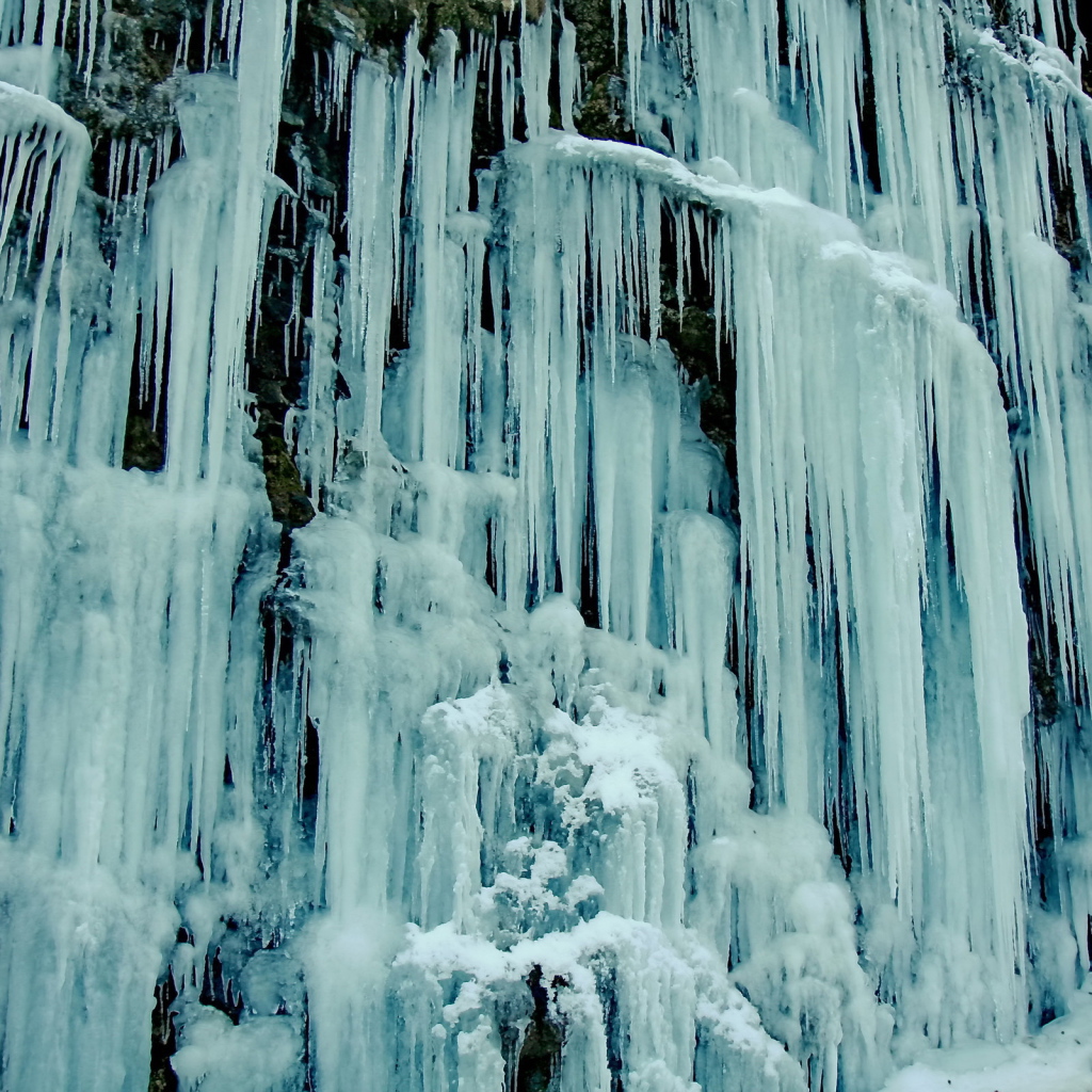 Замерзший водопад в голубых красках