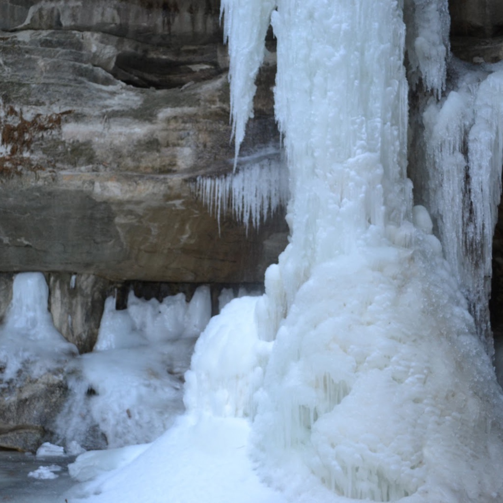 Замерзший водопад в Андах