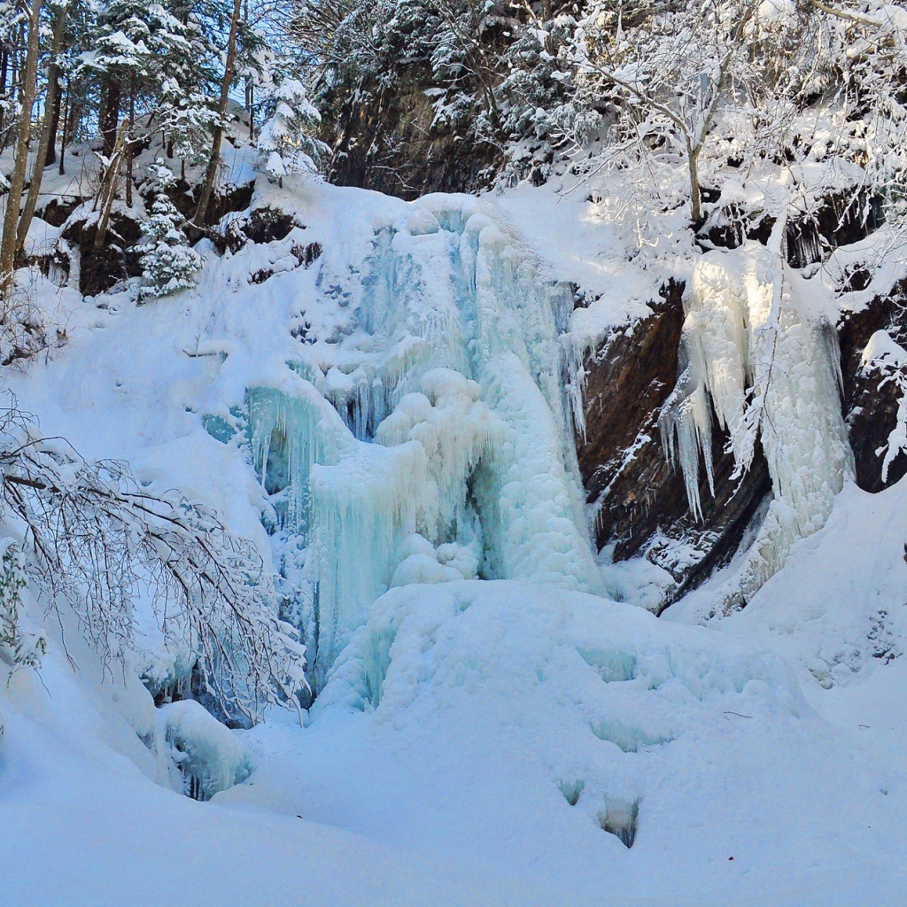 Замерзший водопад в Карпатах