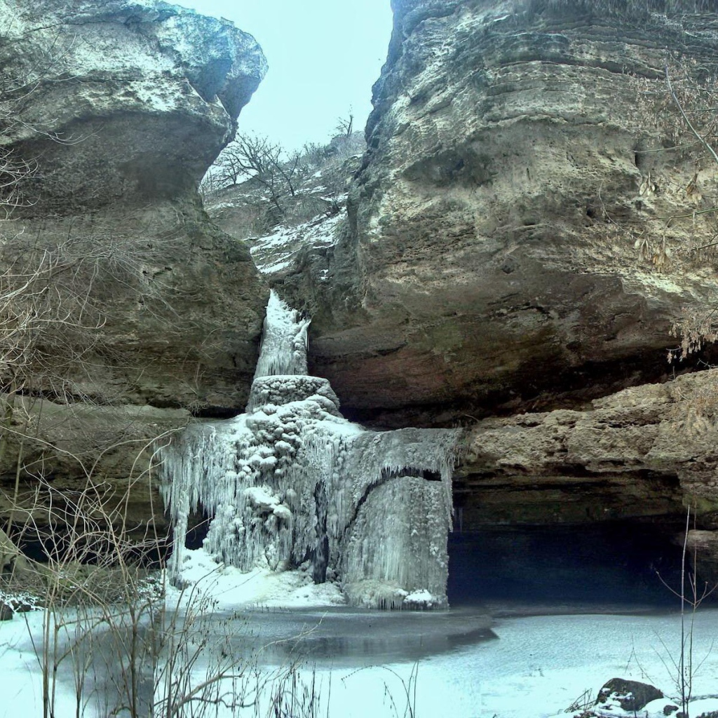 Замерзший водопад в предгорье Карпат