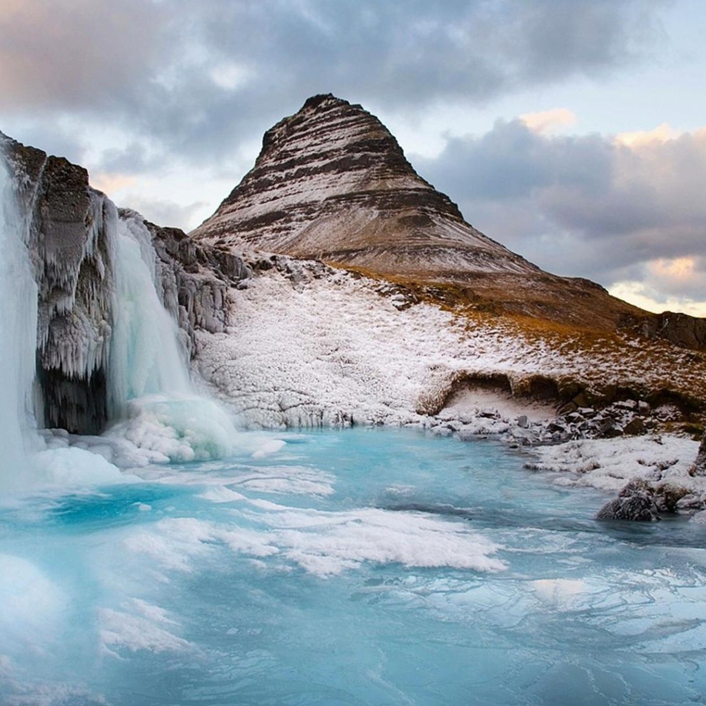 Замерзший водопад в горах
