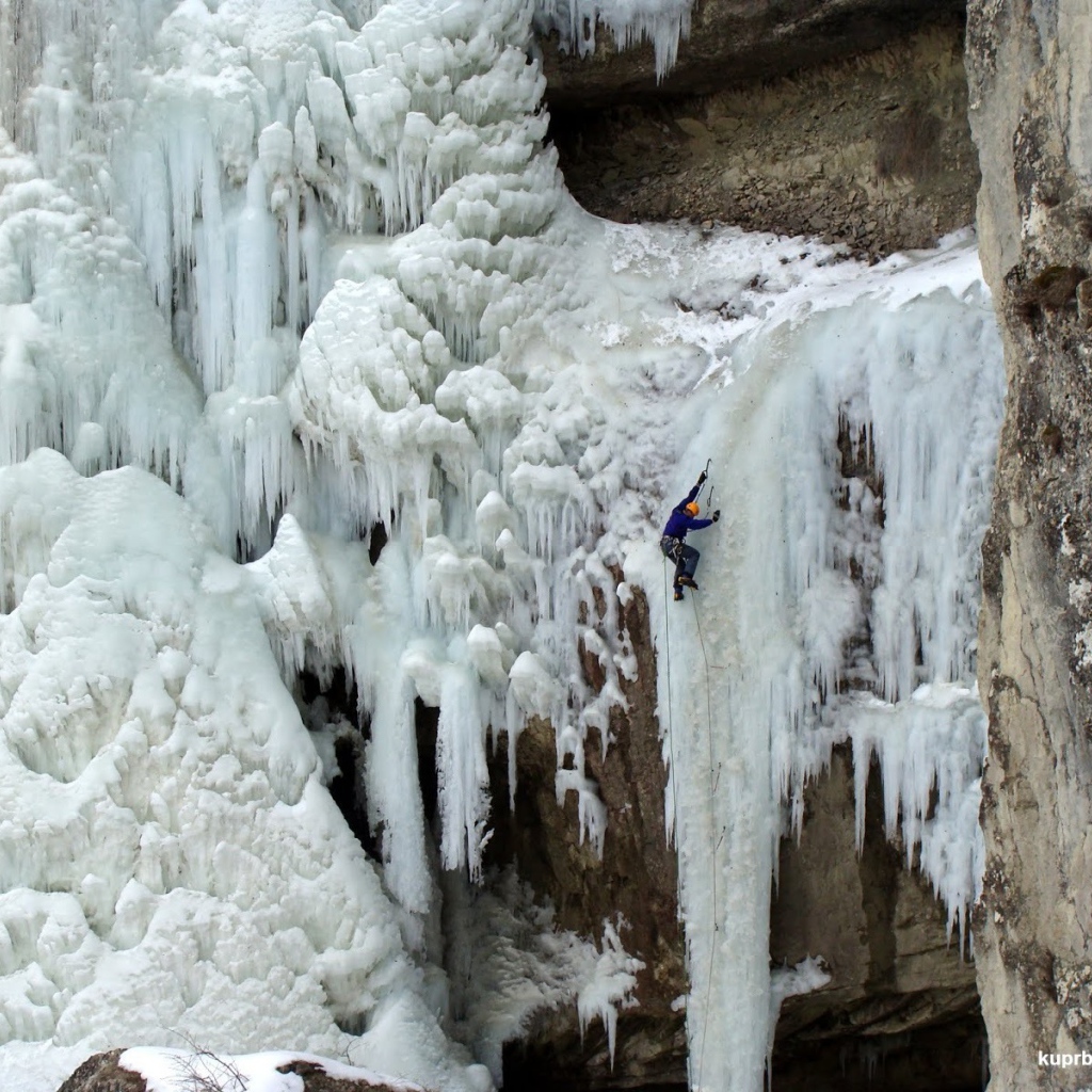 Замерзший водопад на горном склоне