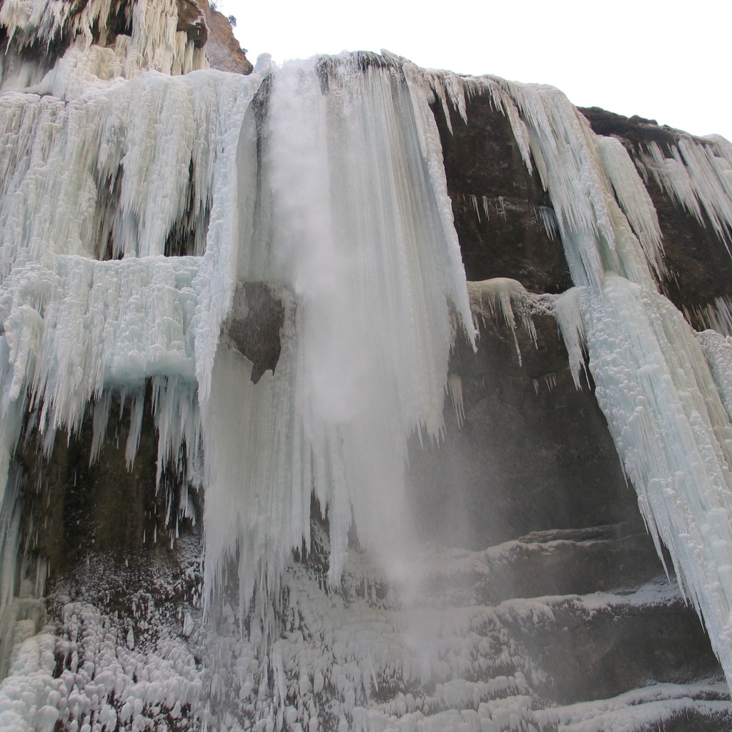 Замерзший водопад на реке Чегем