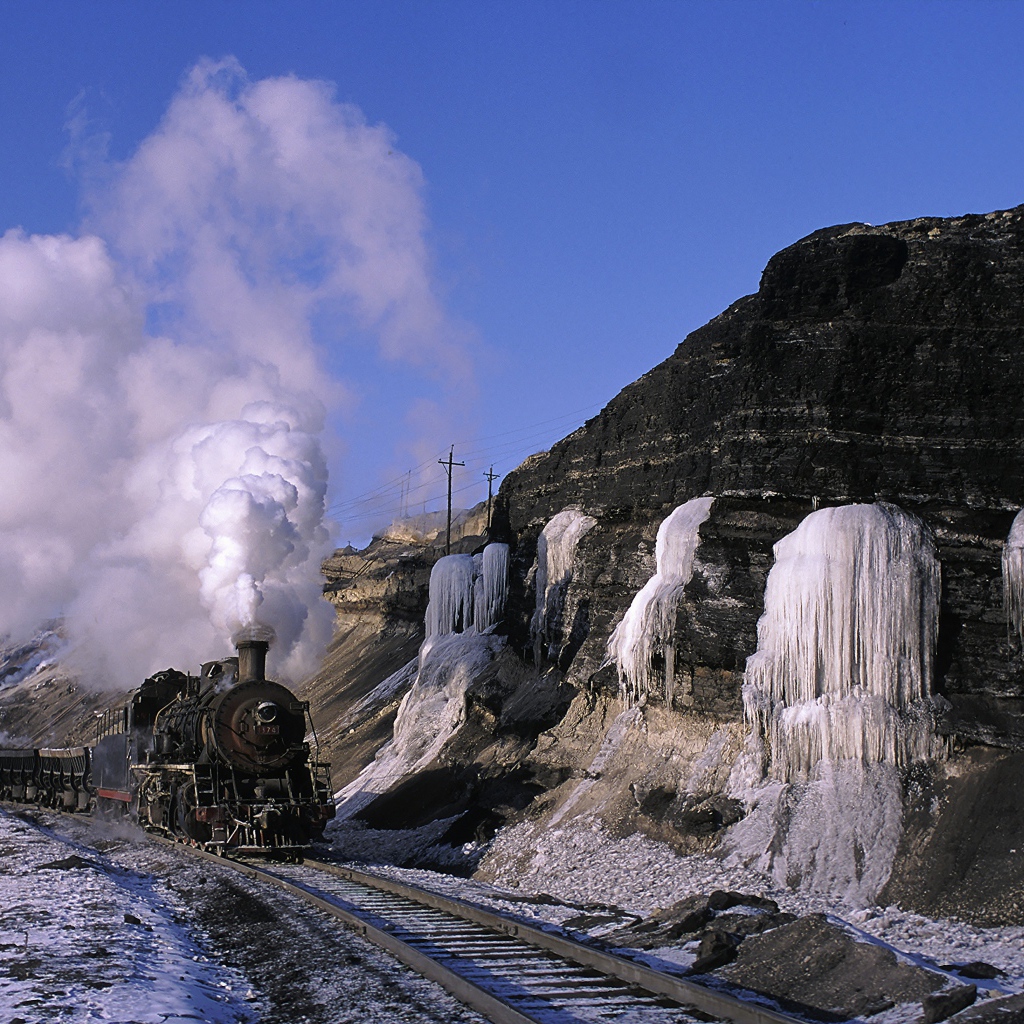 Замерзший водопады и паровоз