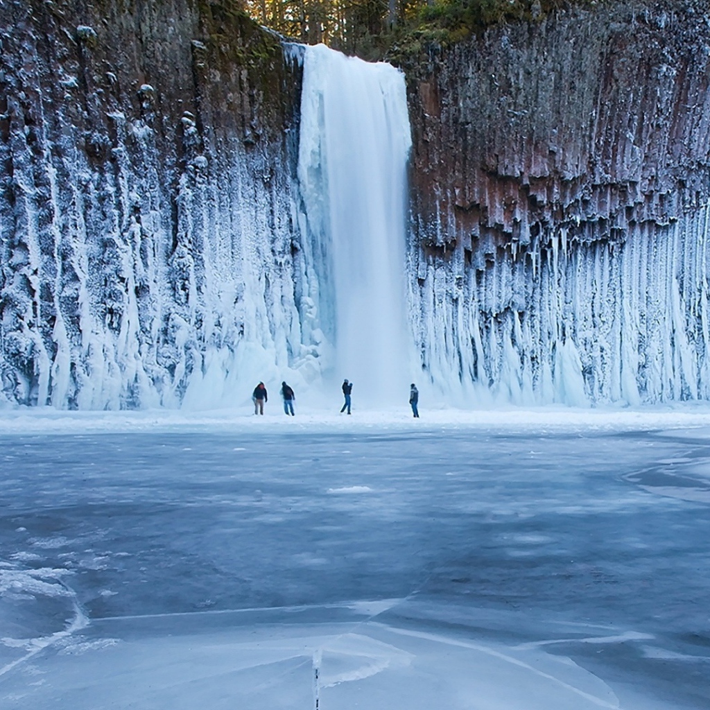 Великолепный замерзший водопад