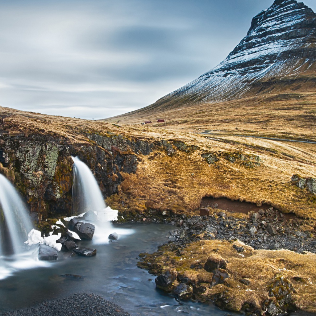 Гора и водопад