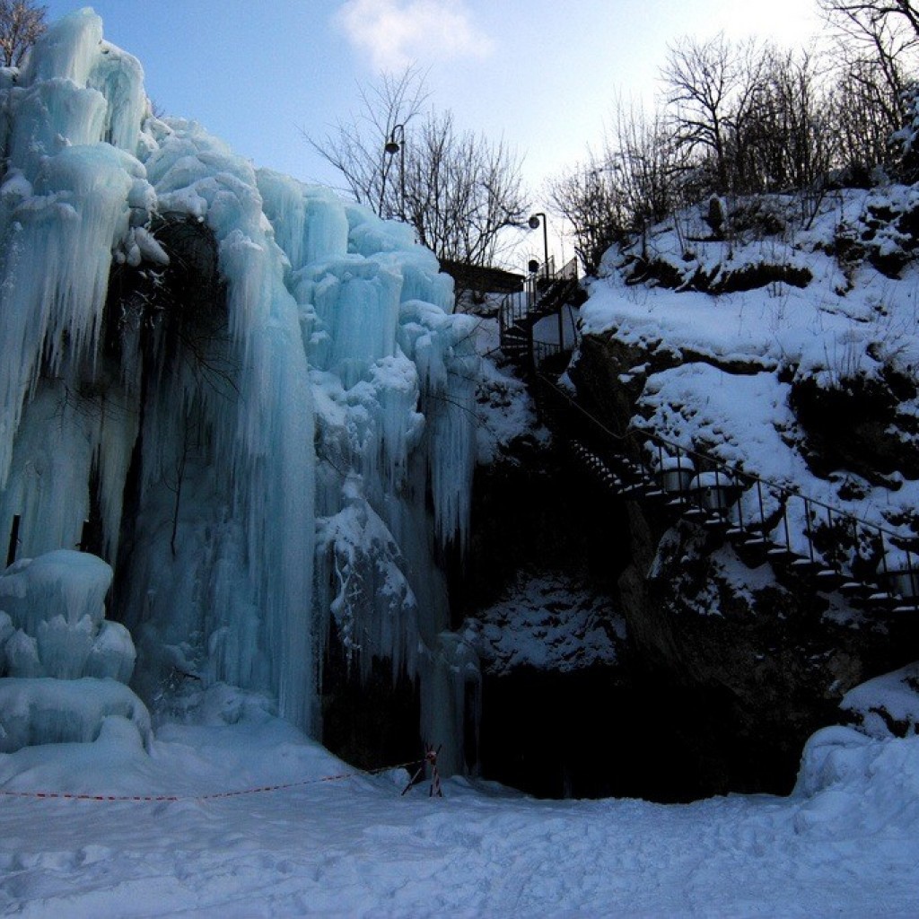 Лестница на замерзший водопад