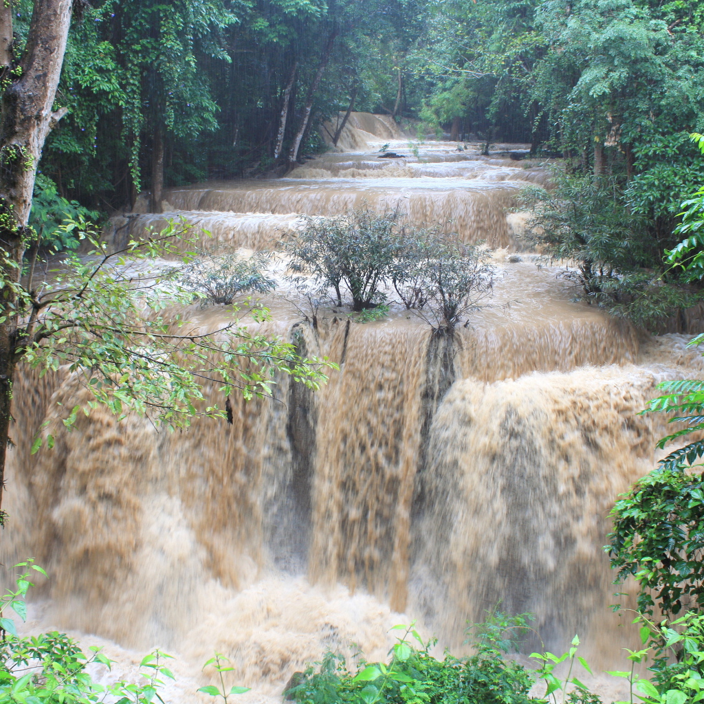 Мутная вода в водопаде
