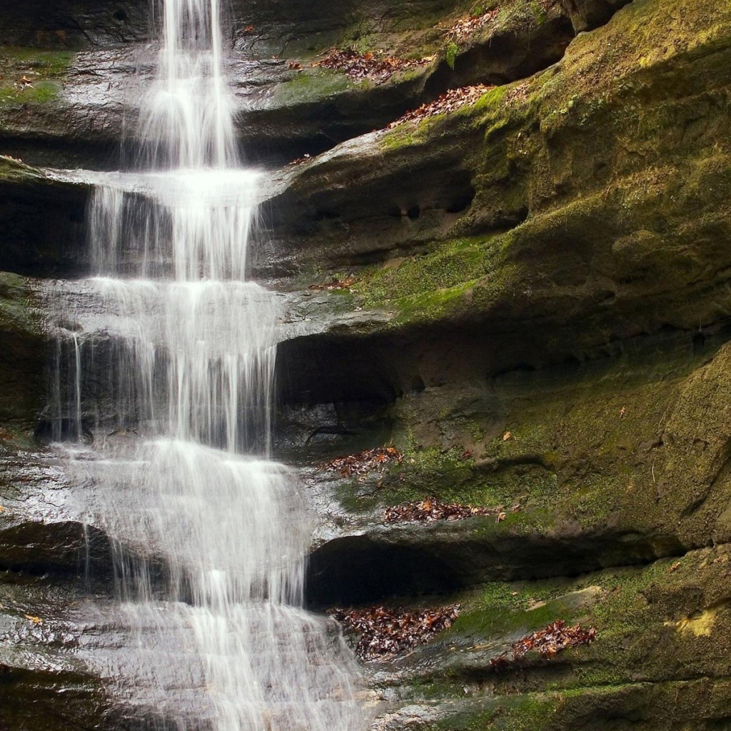 Водопад на скалах