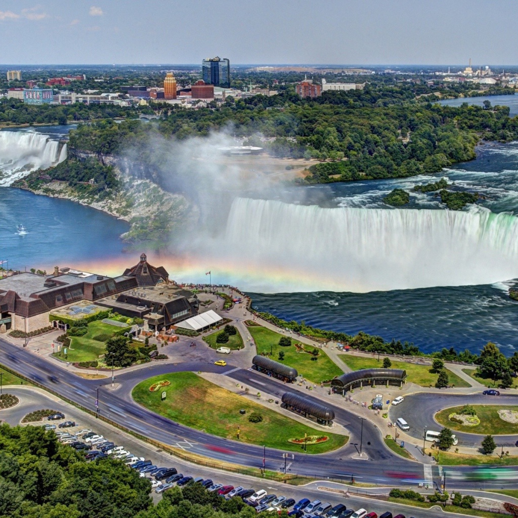 Водопад в городе