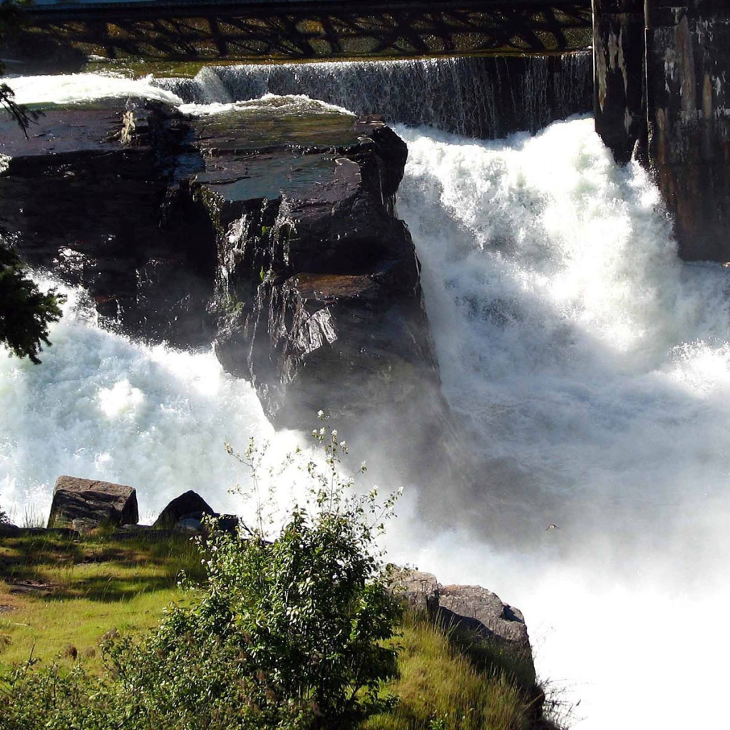 Водопад пенится среди скал