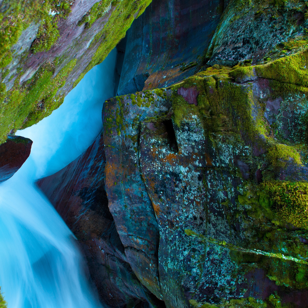 Мох на камнях и водопад