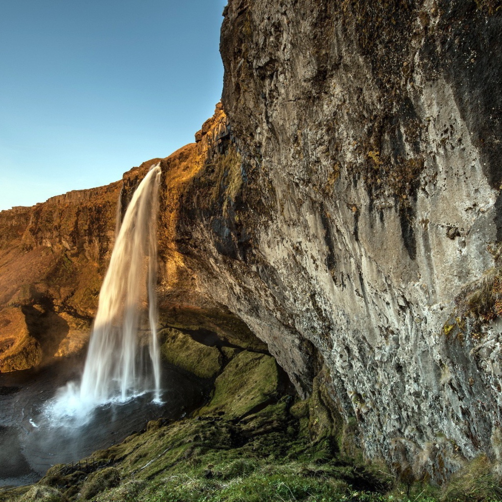Вода льется со скалы