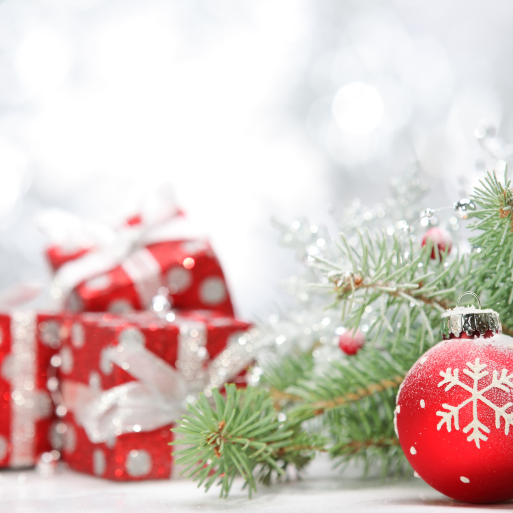 Красный шар с белой снежинкой