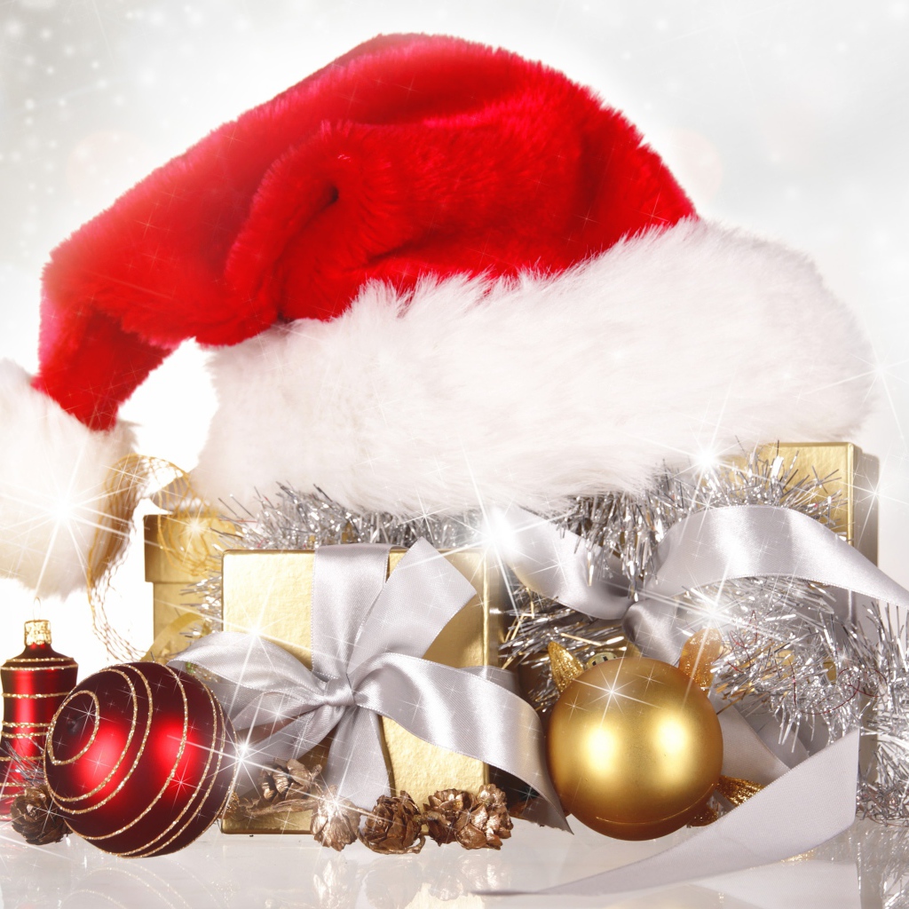 Шапка Санта Клауса на подарке