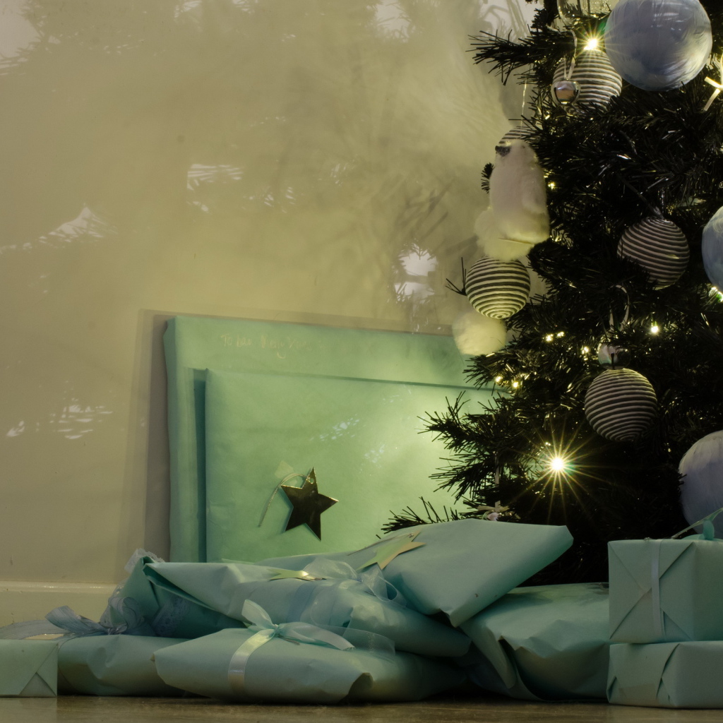 Гора подарков под елкой