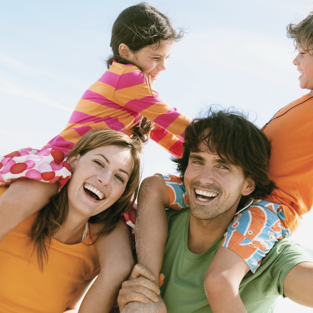 Семья с детьми у моря