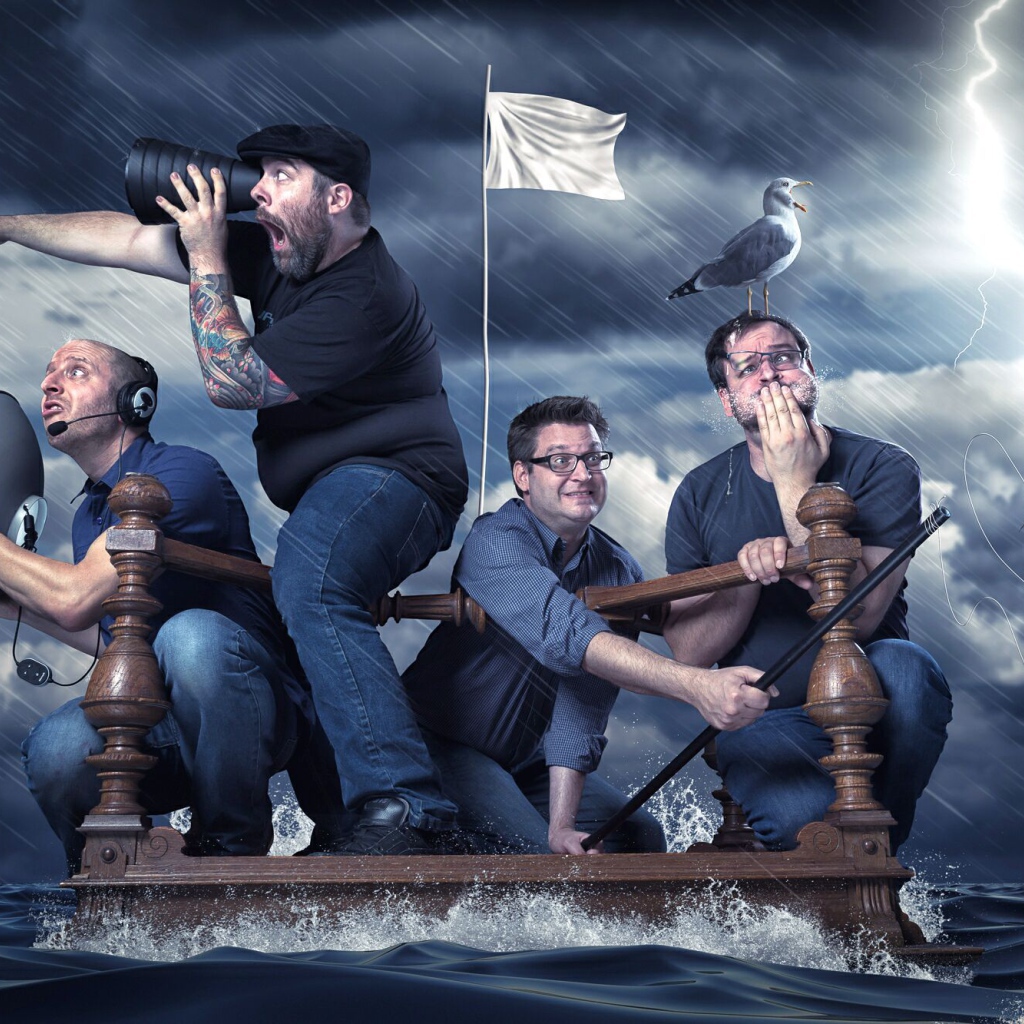 Мужики на спасательном плоту