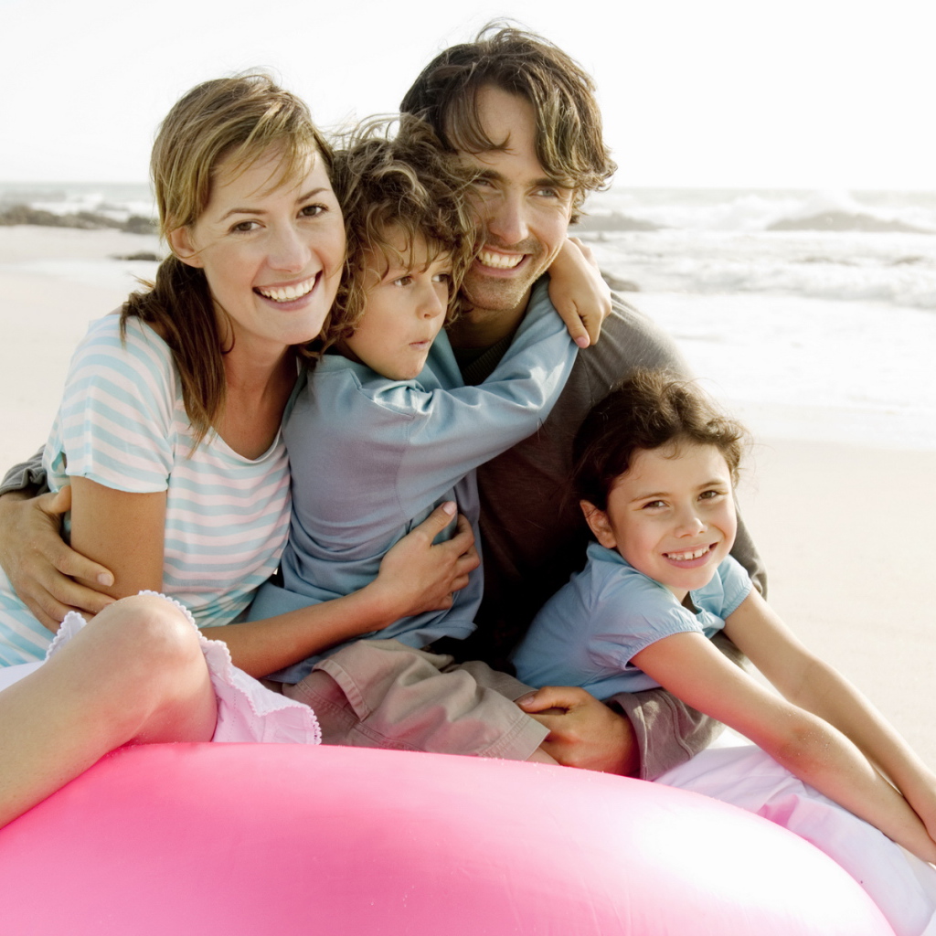 Счастливая семья на пляже