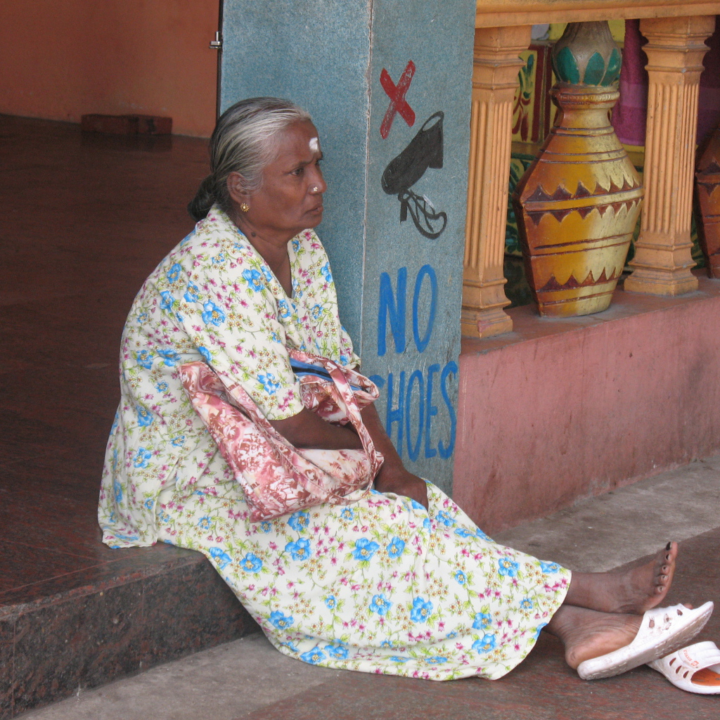 Индианка отдыхает на пороге