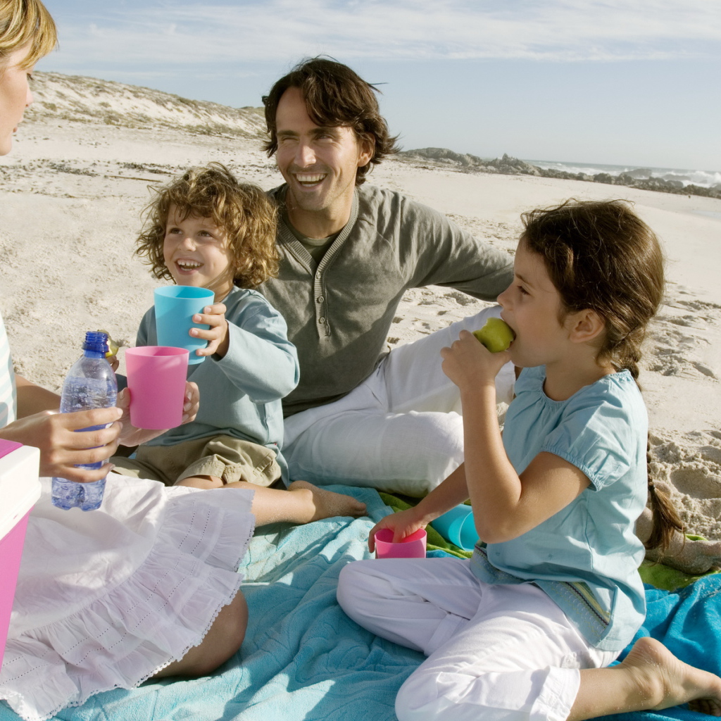 Пикник на пляже у семьи