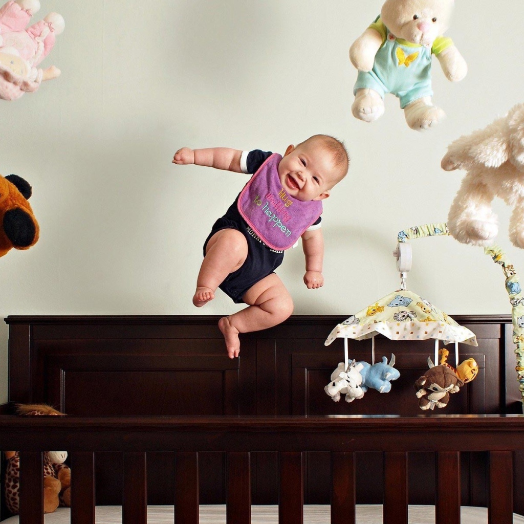 Ребенок летает с игрушками