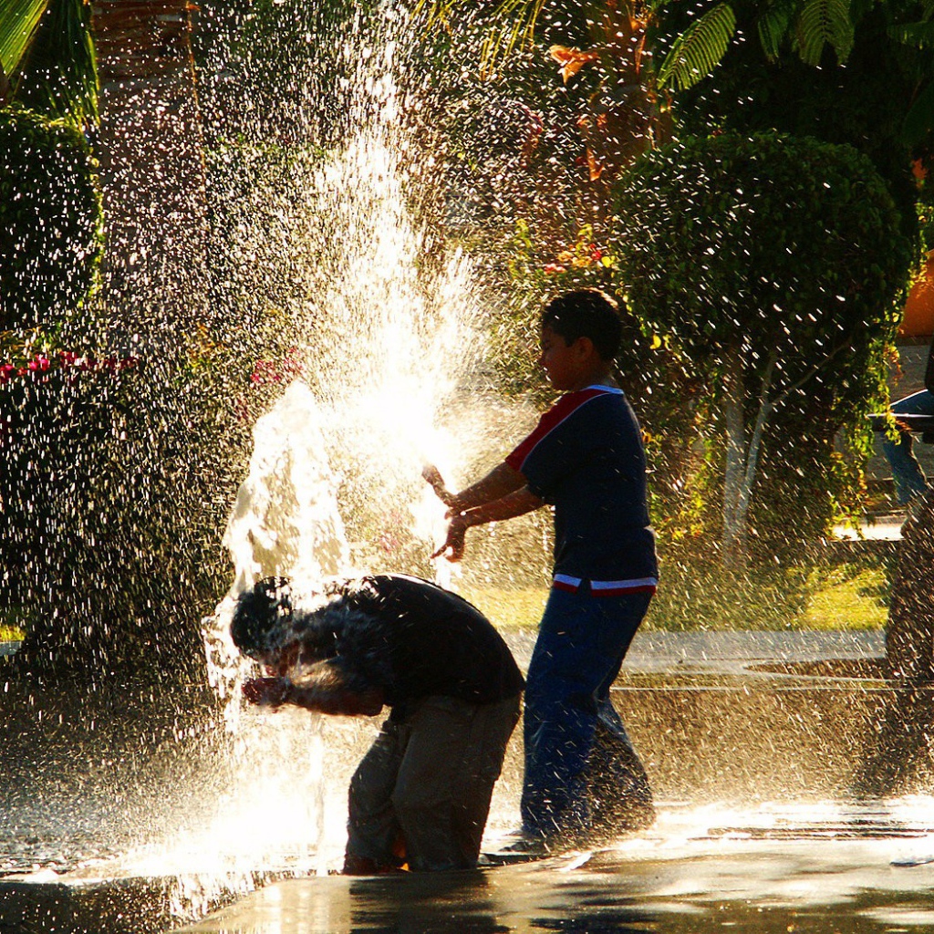 Дети обливаются водой