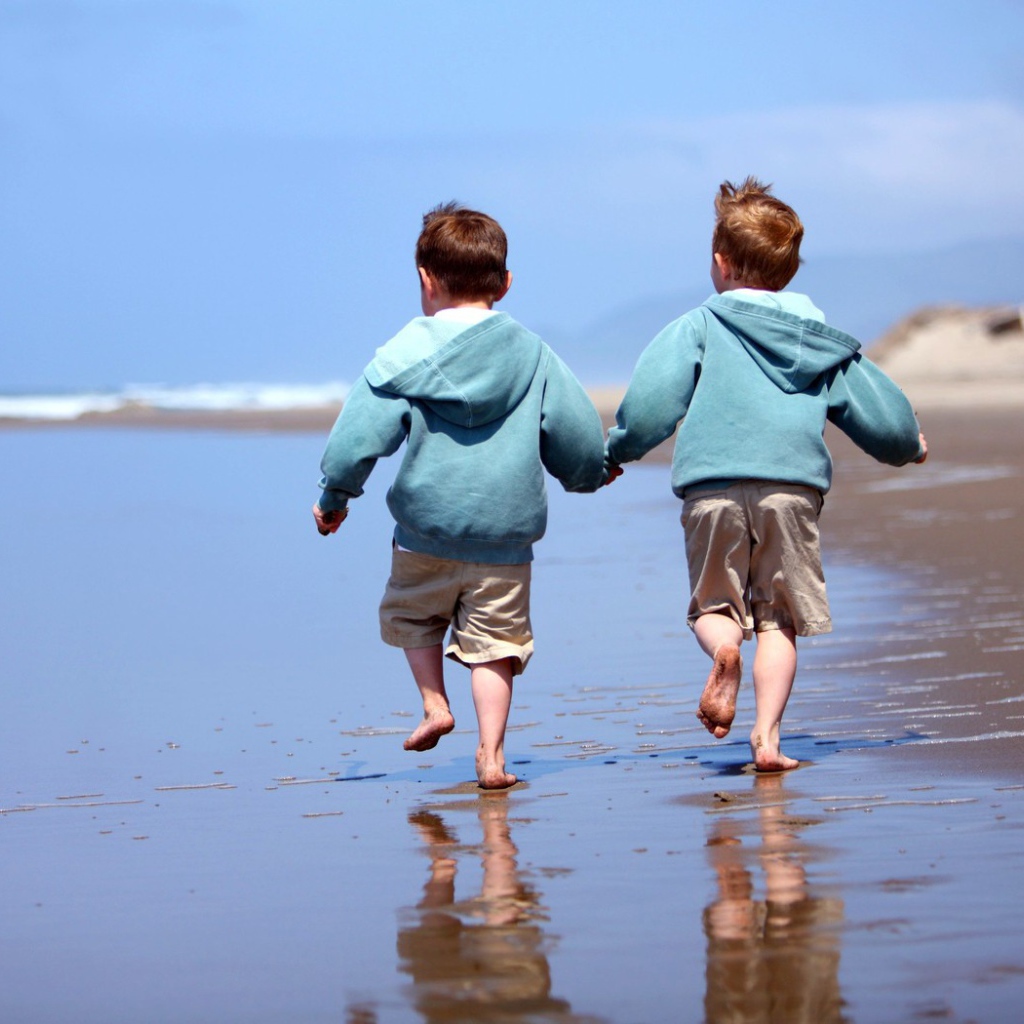 Дети бегают по воде