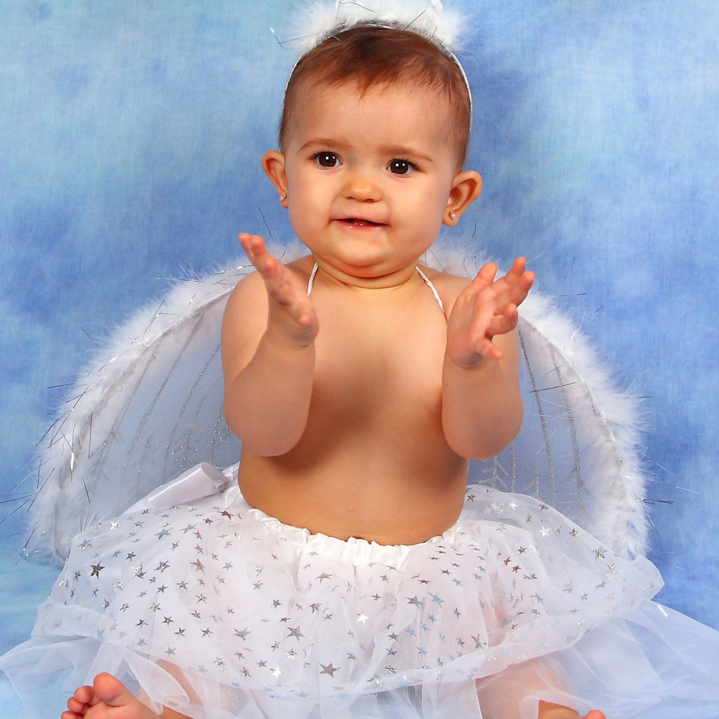 Милая девочка-ангел