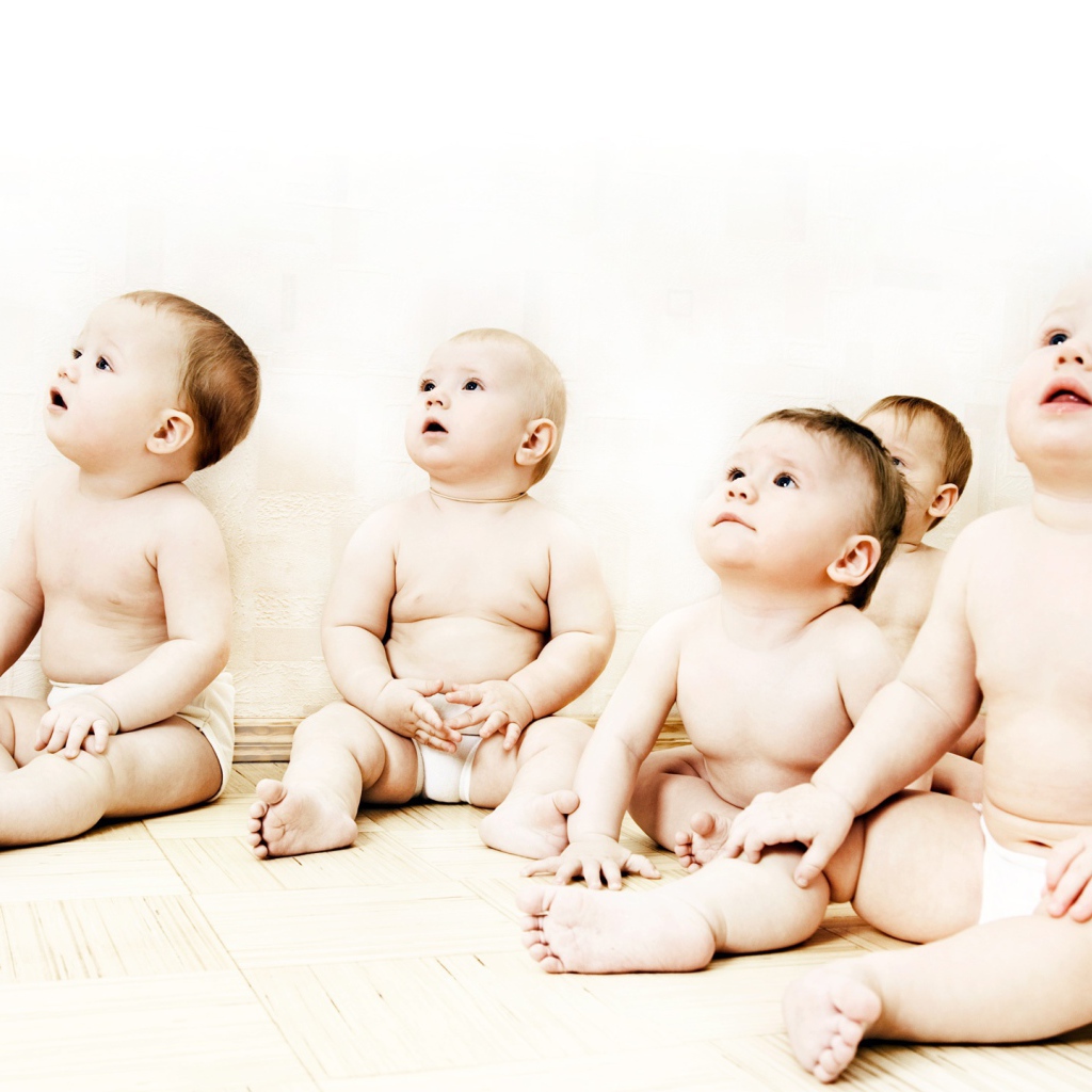 Сидящие малыши