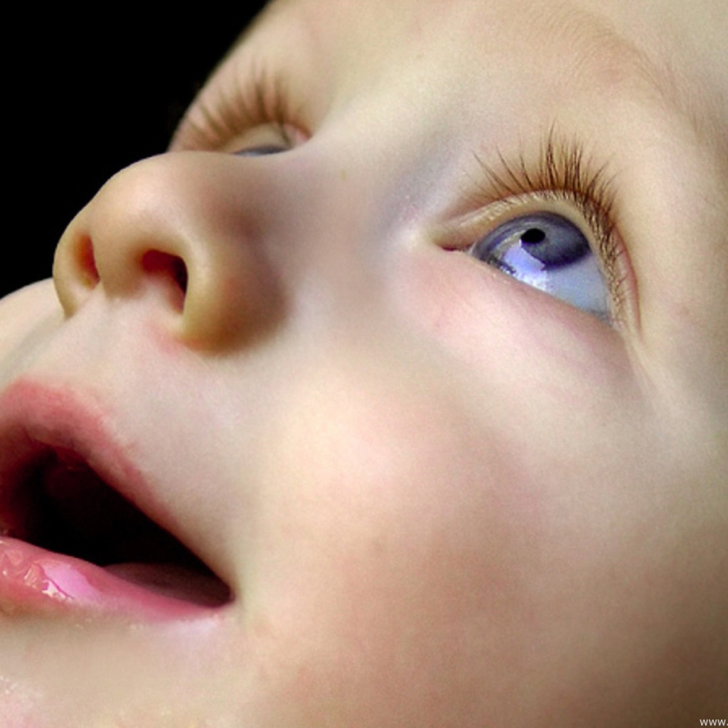 Малыш смотрит вверх