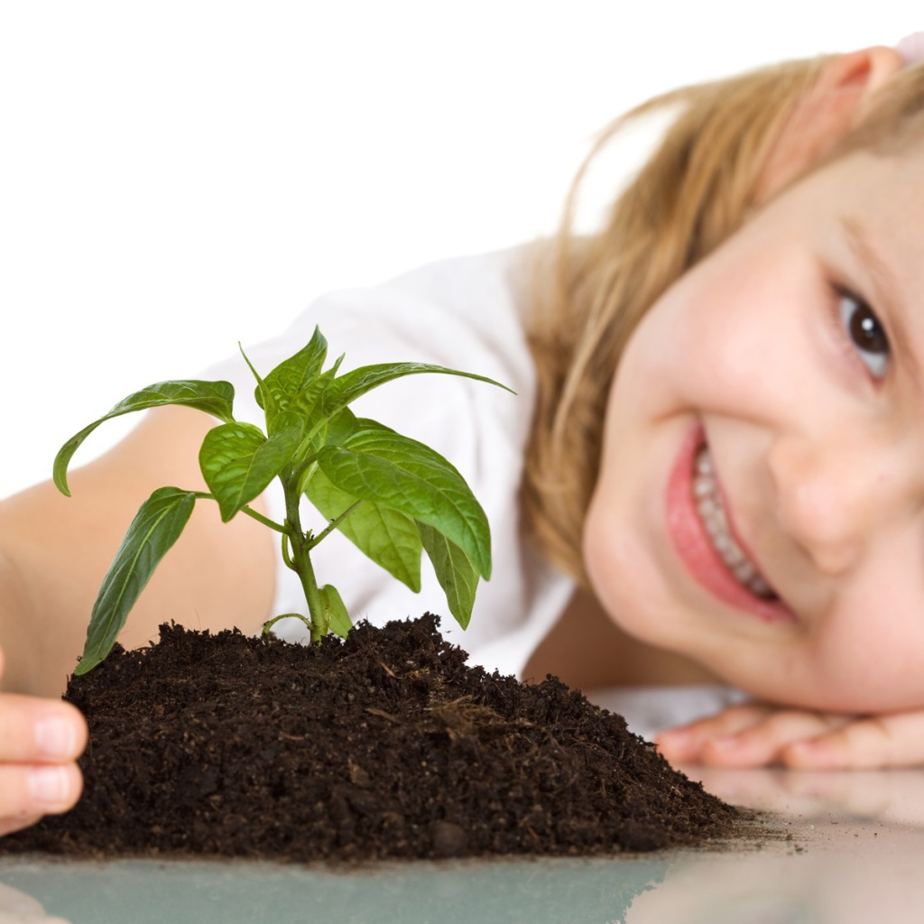 Ребенок сажает цветок