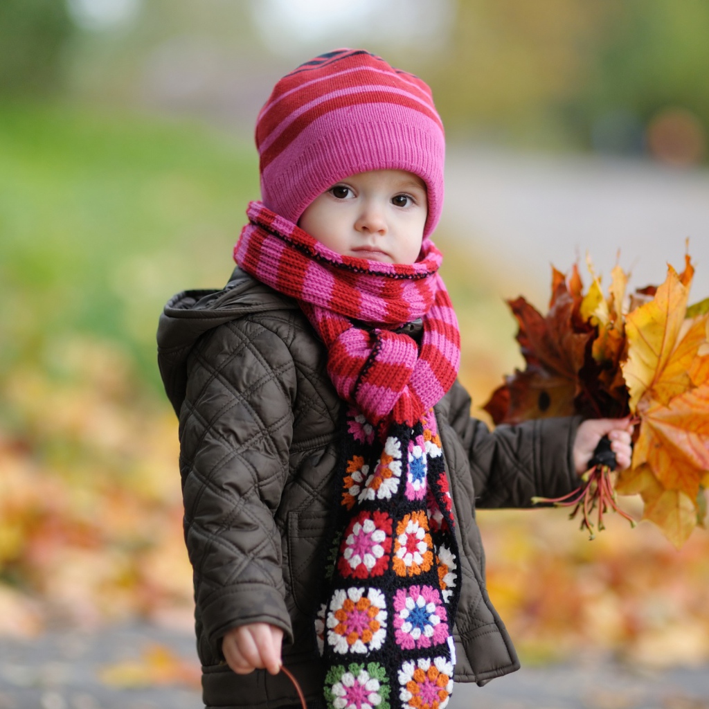 Ребенок в осеннем парке