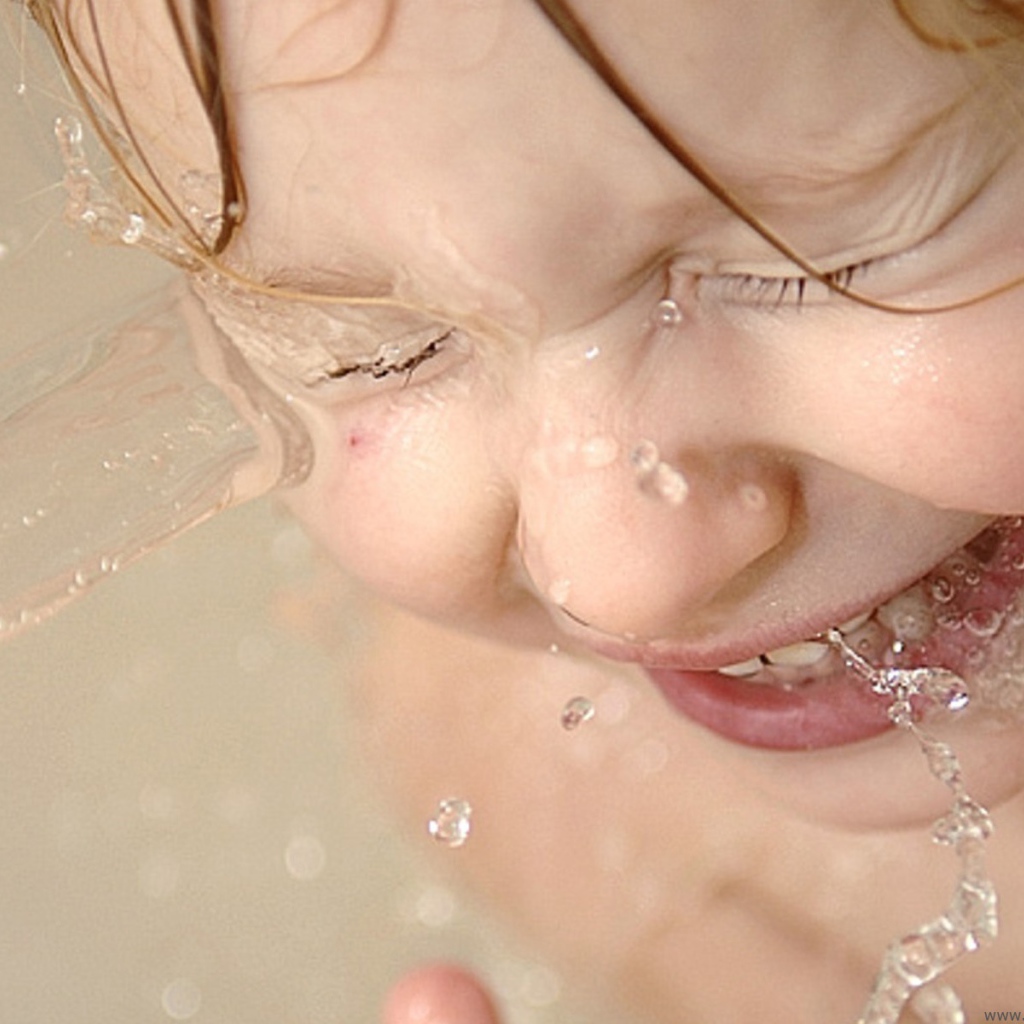 Ребенок играет в воде