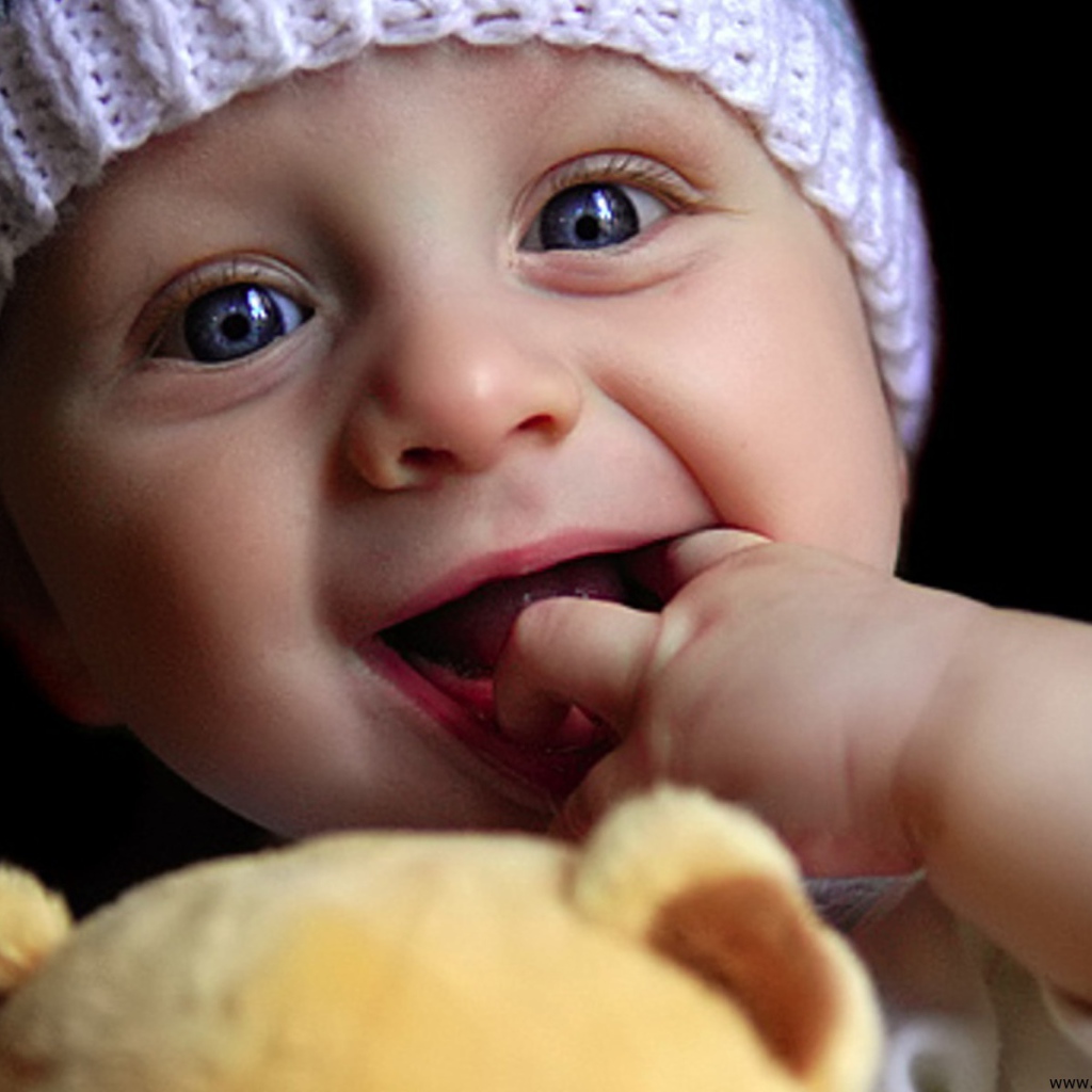 Малыш играет с куклой