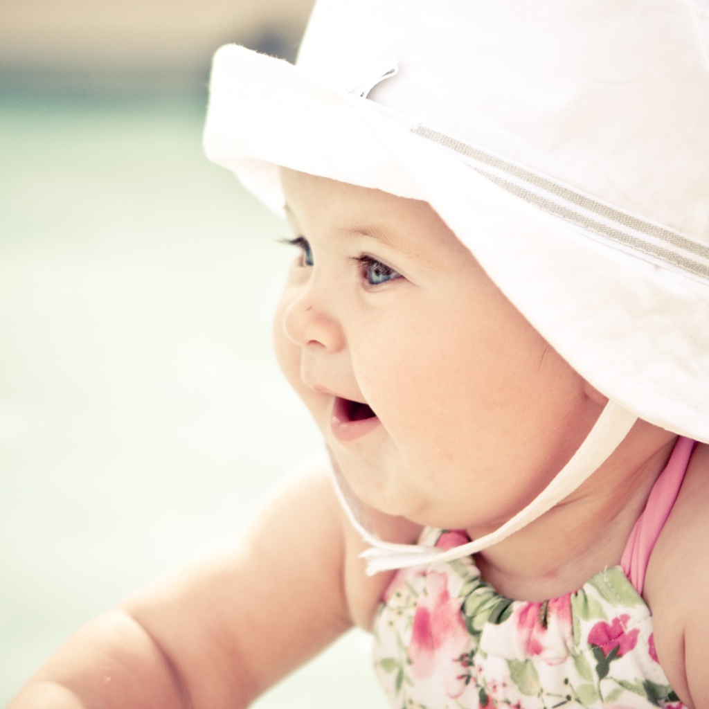 Милый ребенок в шляпе