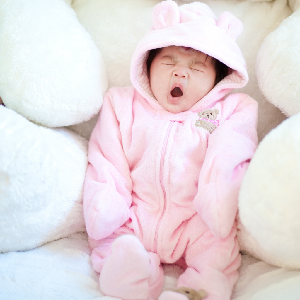 Ребенок зевает