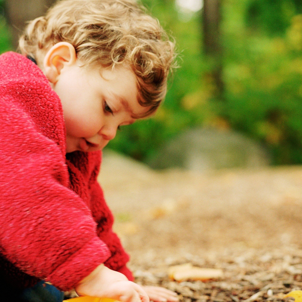 Ребенок играет