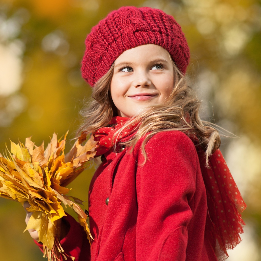 Девочка с желтыми листьями