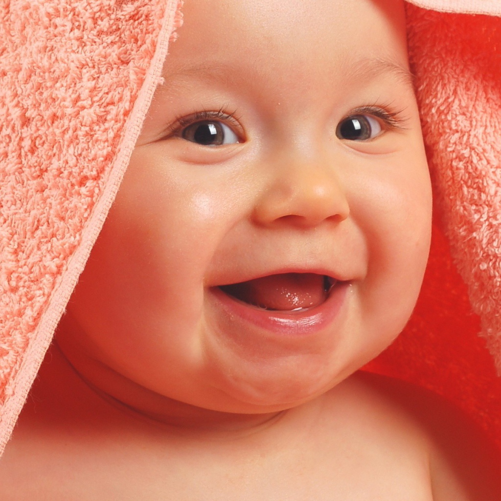 Ребенок в полотенце смеется