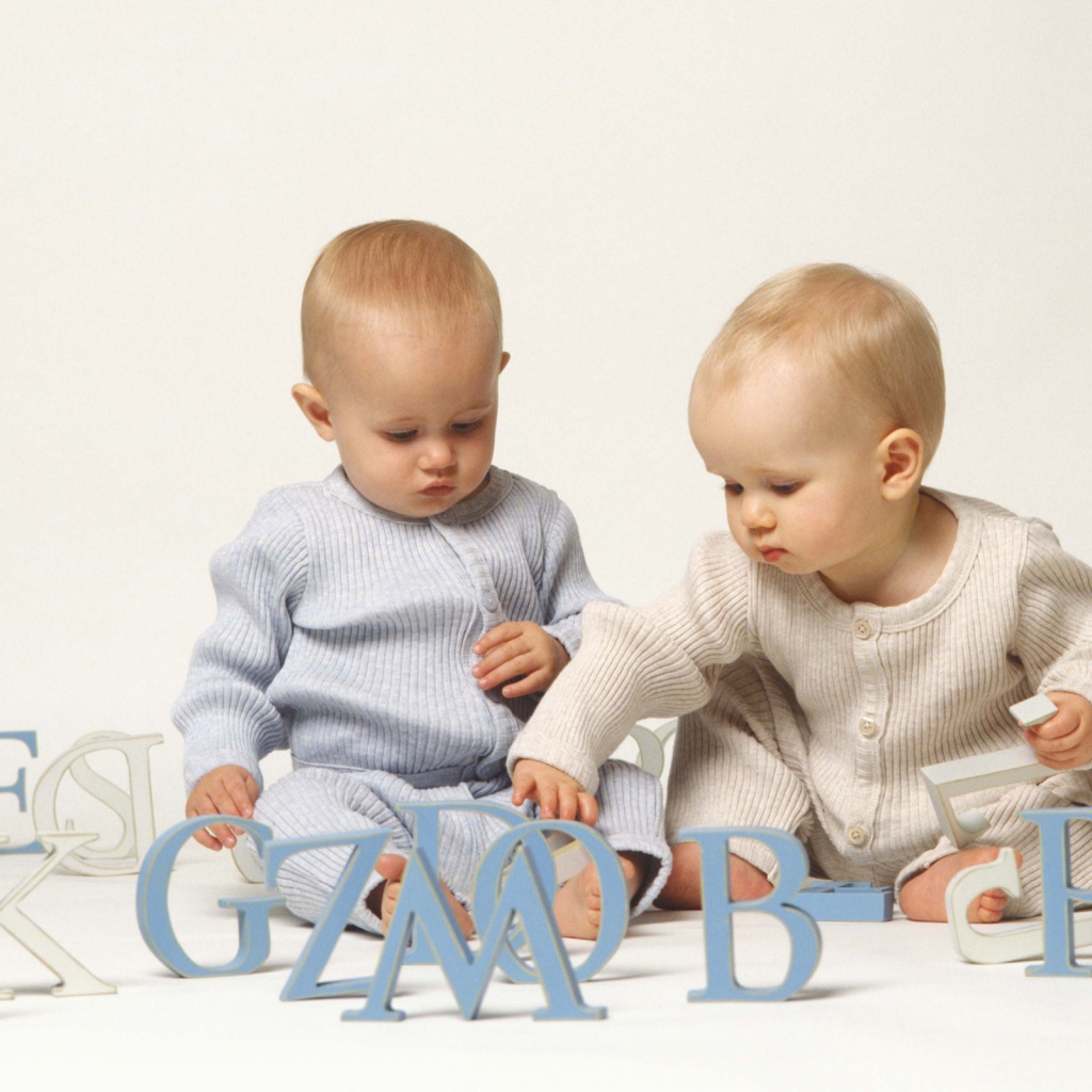 Дети играют с буквами