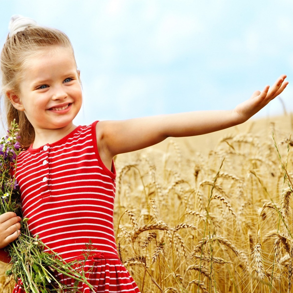 Девочка с букетом цветов
