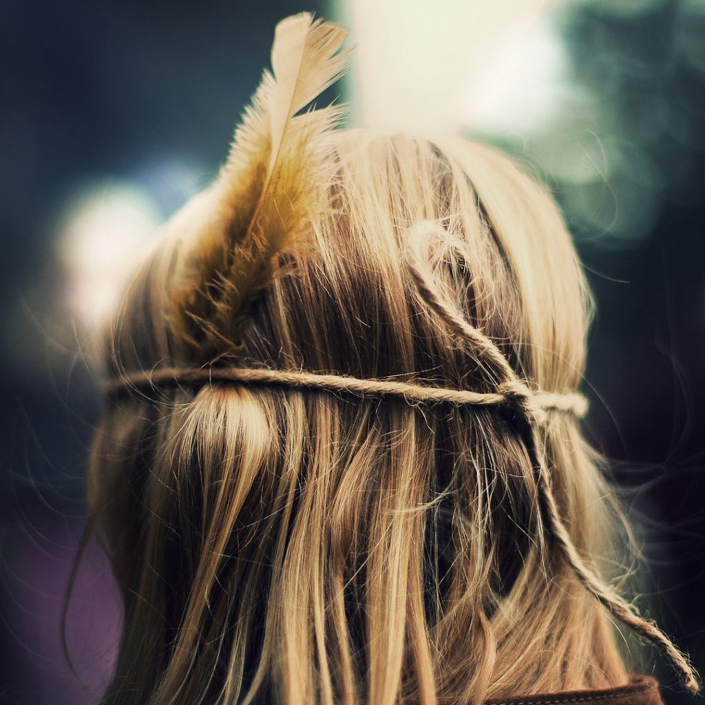 Голова с пером в волосах