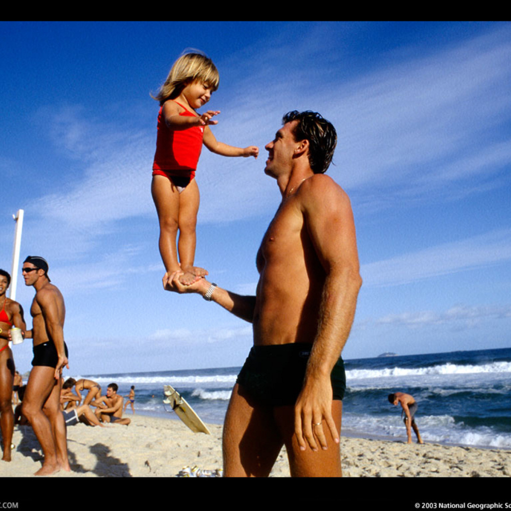 Ребенок на руке мужчины