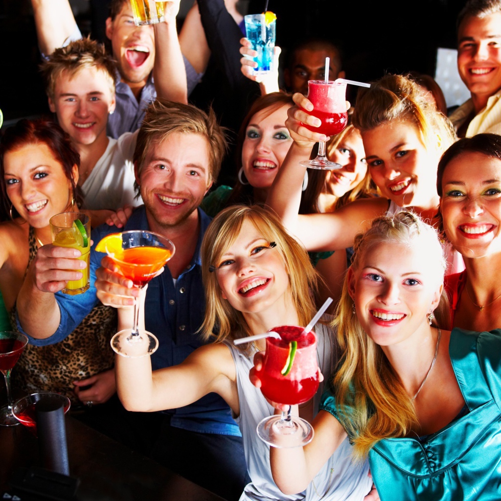 Молодые люди на празднике