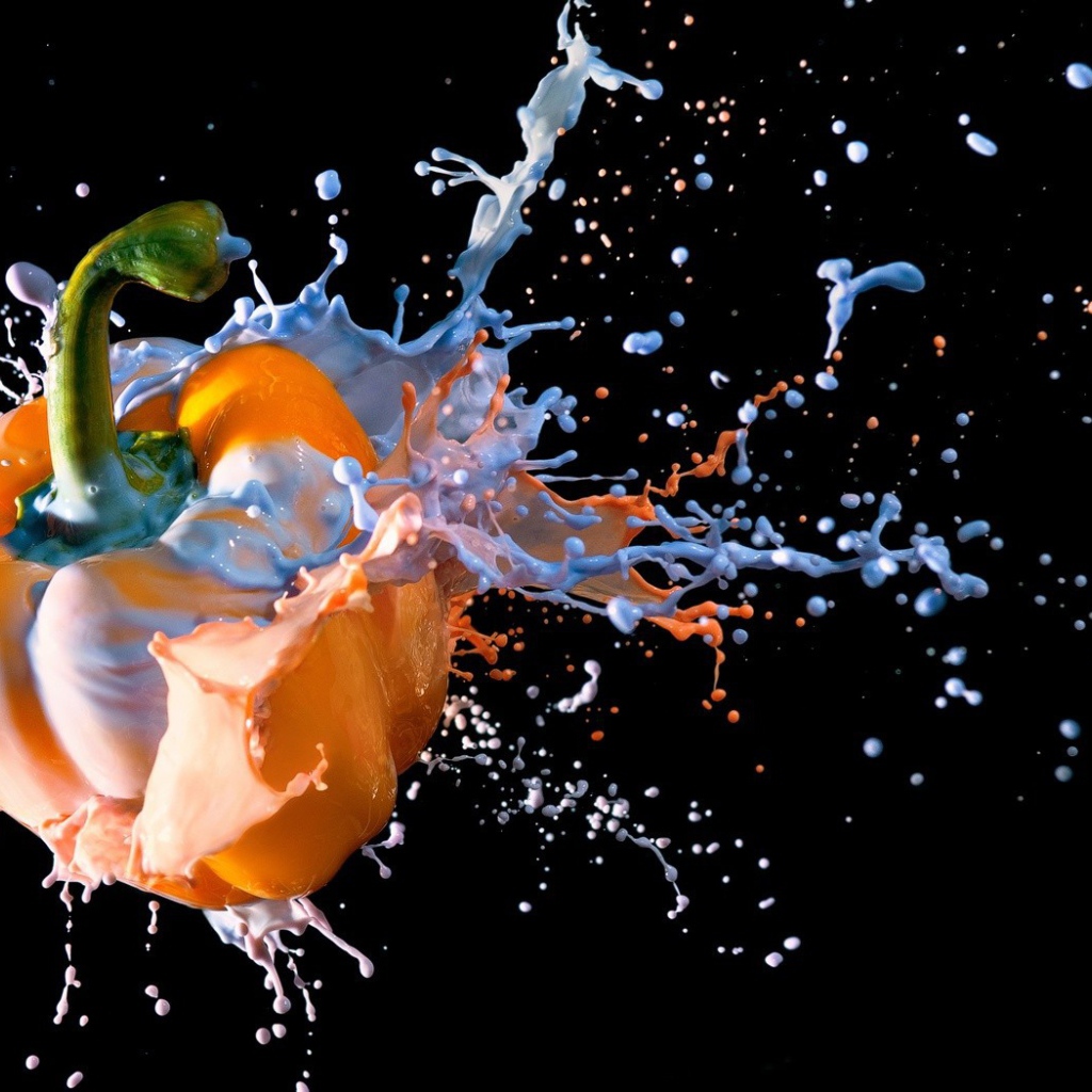 Взрыв перца на черном фоне