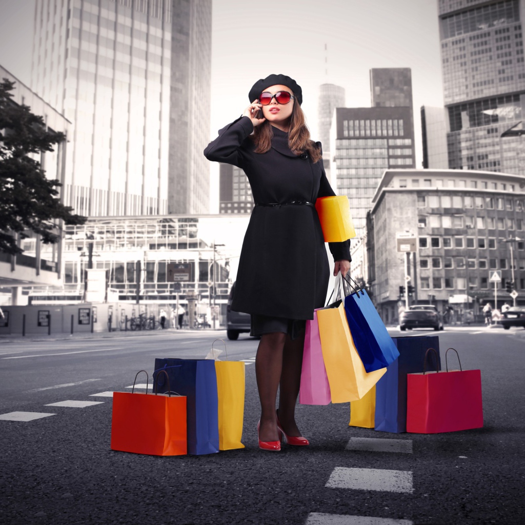 Девушка в черно белом городе