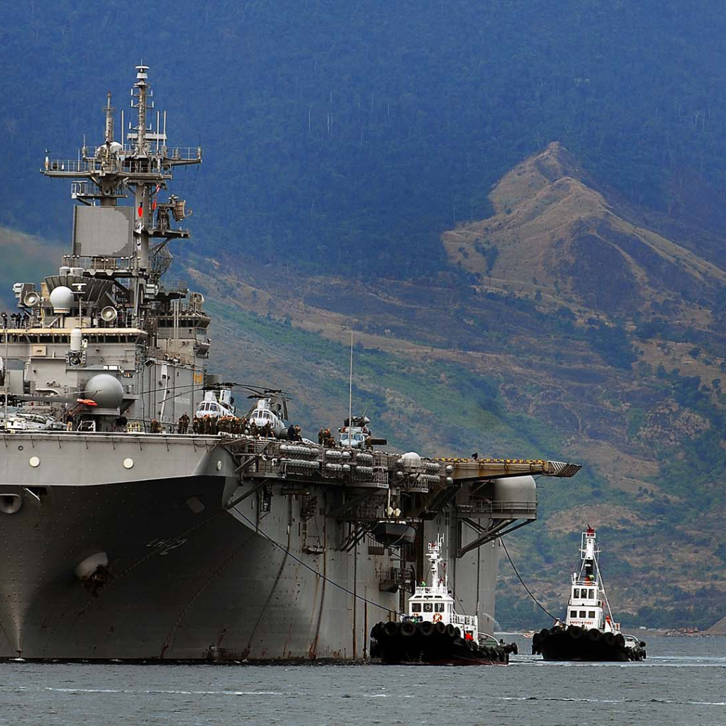 Авианосец у берега