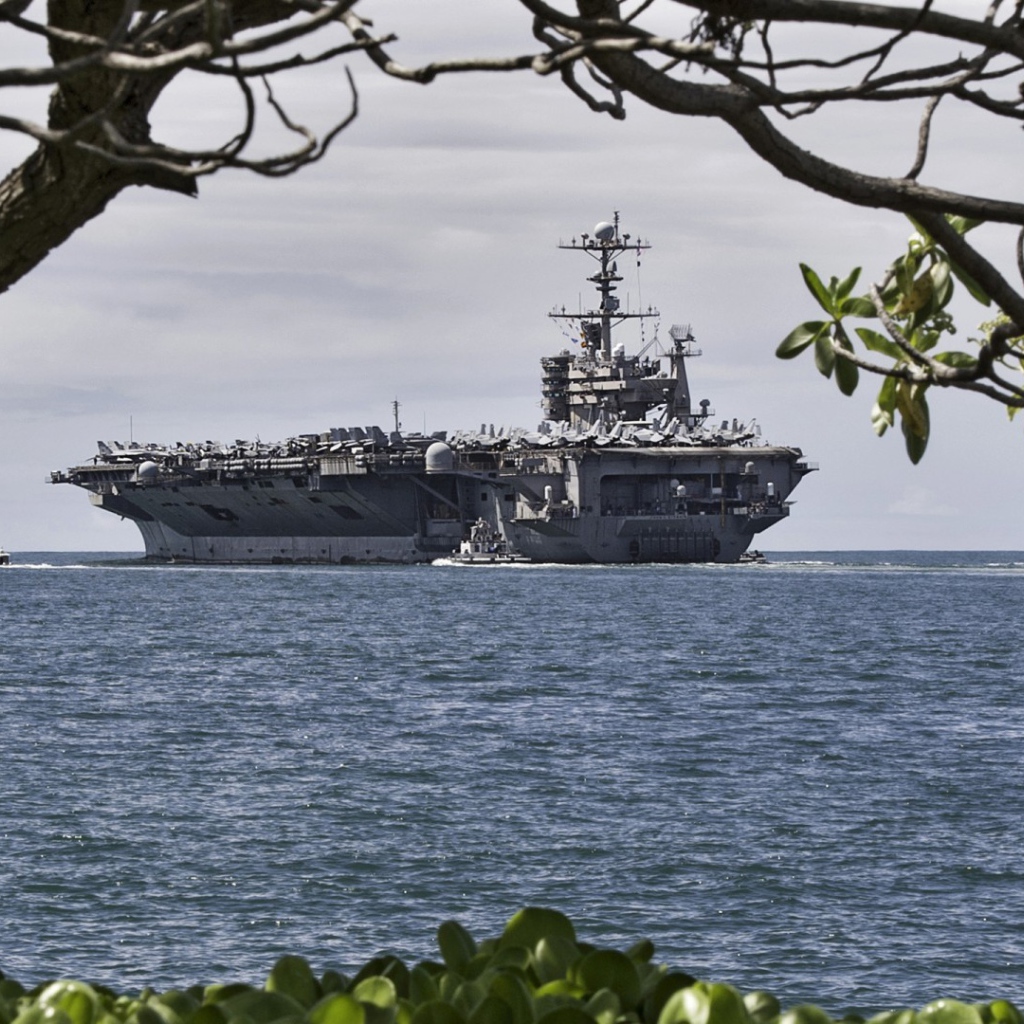 Авианосец у побережья