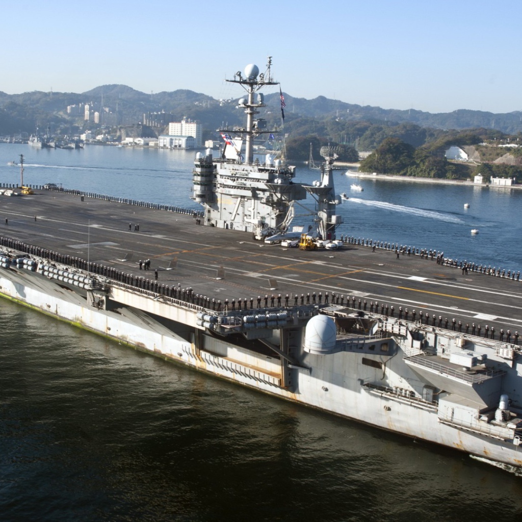 Десантный корабль в порту